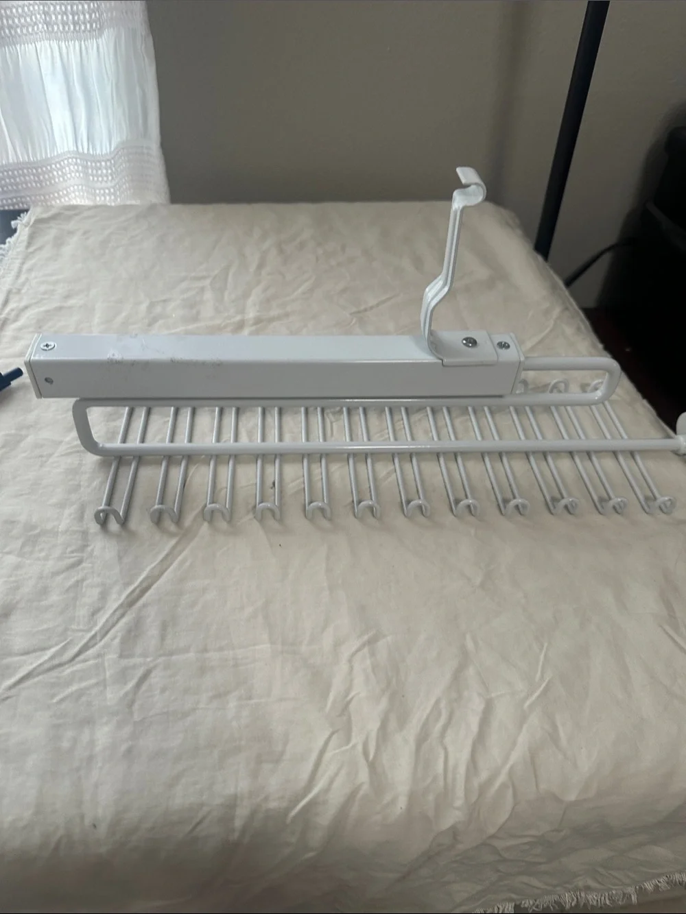 White Multi-Hook Tie/Belt Organizer Rack for closet NWT